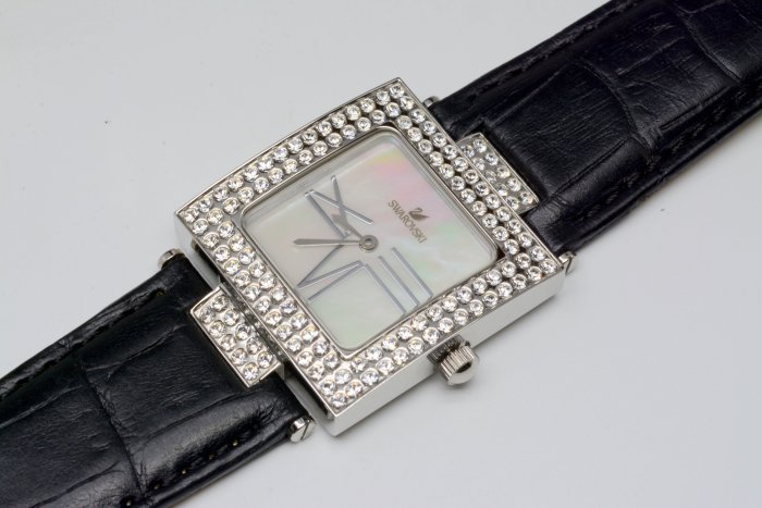 《寶萊精品》SWAROVSKI 銀白方型晶鑽女子錶