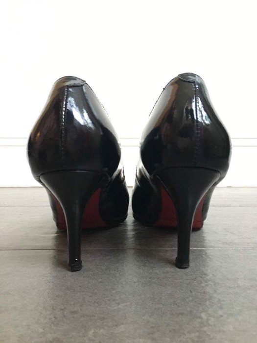 法國品牌 Di Rosa 黑色漆皮高跟鞋,紅色鞋底,鞋跟七公分,36 號,有另外加底,購於微風廣場