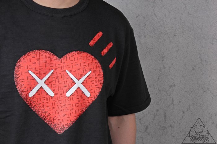 HYDRA】Human Made x Kaws #6 T-Shirt 塗鴉愛心字體短T【XX22TE008