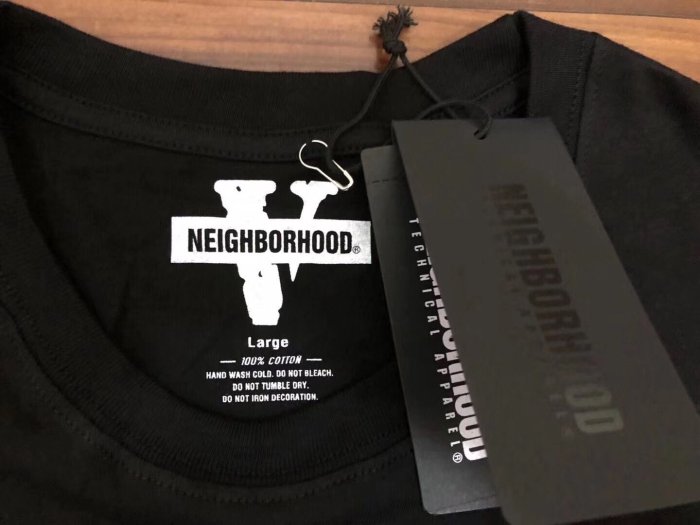 Koala海購 日本Neighborhood x 美牌Vlone 聯名款 skull 背後大V黑色短袖T恤tee 滿千免運