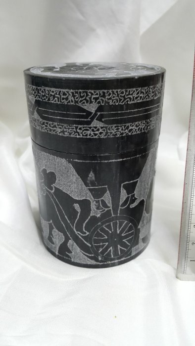 【小小臻藏_收藏】早期老物_雕刻古代官員和馬車的_大理石蓋罐
