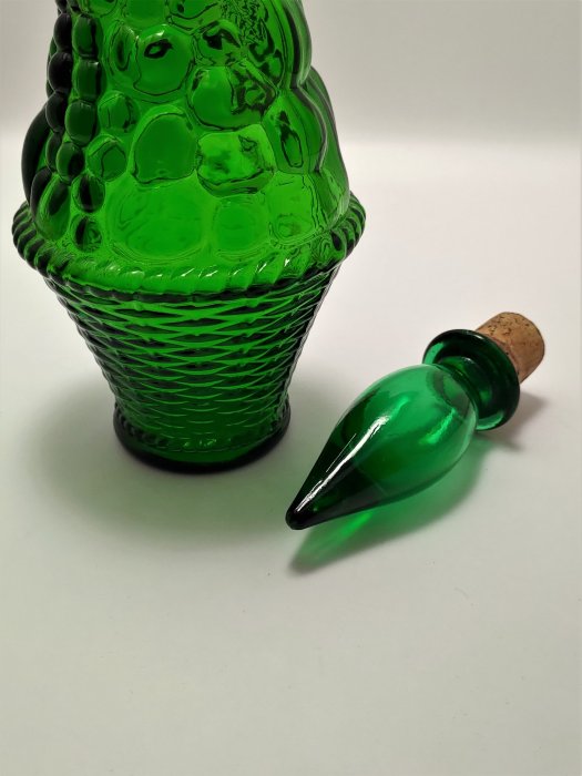 早期台灣製外銷 古典刻花模印籐籃葡萄浮雕透明綠玻璃紅酒瓶 Vintage 懷舊 復古 家居裝飾 美食攝影道具100033