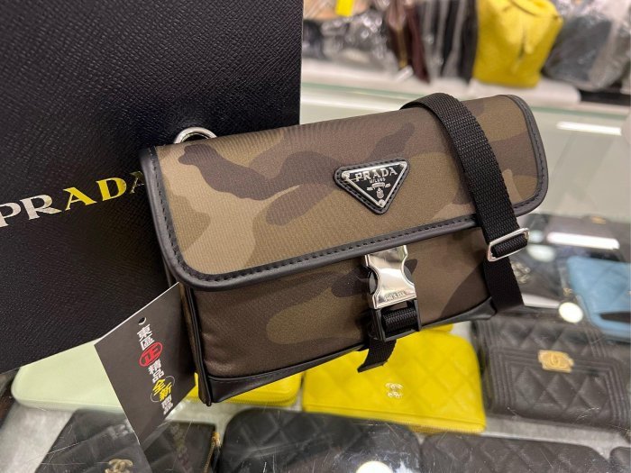 ㊣東區正精品㊣PRADA 2ZH108 全新綠色迷彩尼龍銀三角牌釦式迷你翻蓋小手機包肩背包斜背包 RA1644