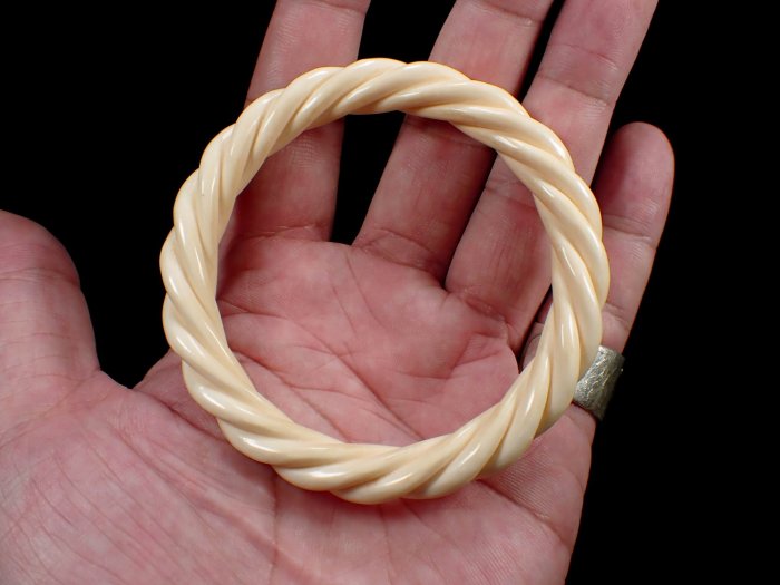 『保真』老玉市場-特殊材質雅雕紐繩紋鐲(20.5圍)-(天然活雅,強光下透紅)