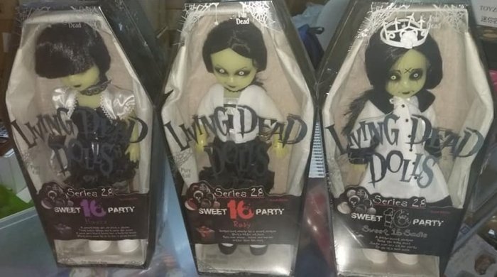 全新 Living Dead Dolls Series 28 Sweet 16 Party 五入一組