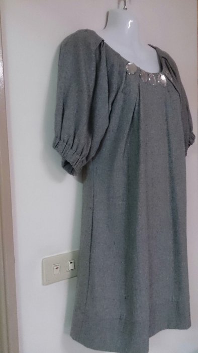 短袖洋裝 灰色 大亮片 有全長內襯 背後式拉鏈