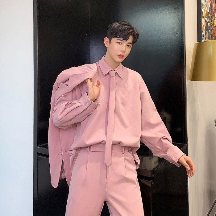 最新熱銷韓版時髦芭比粉色系列休閒套裝男時尚潮流風衣西裝襯衫長褲四件套（滿599元免運）