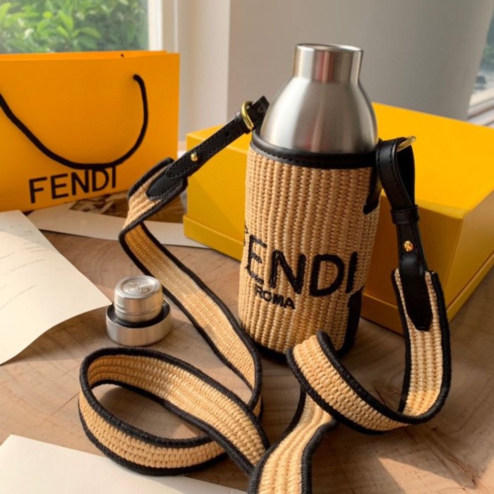 【King女王代購】FENDI 芬迪 不銹鋼保溫杯便攜式背帶挎包運動水壺家用送禮首選情人節禮物