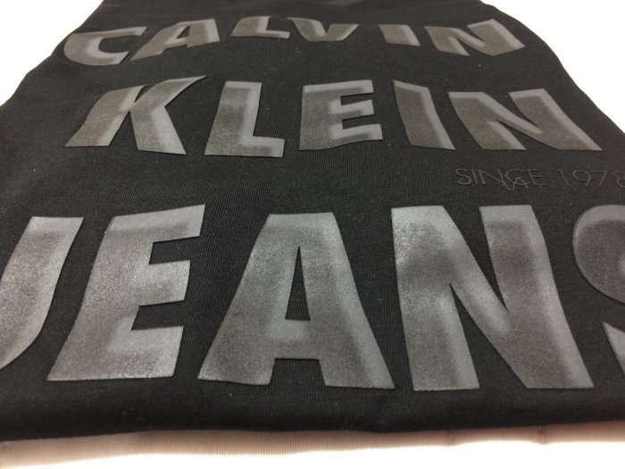 CK Calvin Klein Jeans 小V 短袖 T恤  漆皮印花 立體大LOGO  現貨