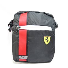 PUMA FERRARI RACE系列側背中包 斜背包 07732602 黑紅【ispotr愛運動】