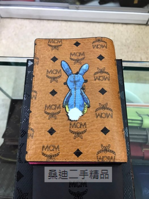 MCM Rabbit 兔子印花圖騰牛皮護照夾