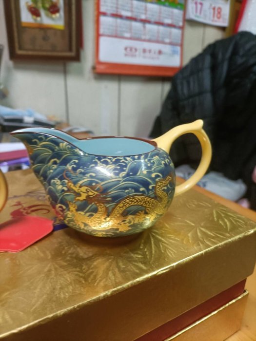 【銓芳家具】全新 富貴金龍 茶具組(一壺一海六飲杯) 黃金龍霸氣浮雕8件式御用茶具組 1茶壺/1茶海/6茶杯 瓷器茶具組