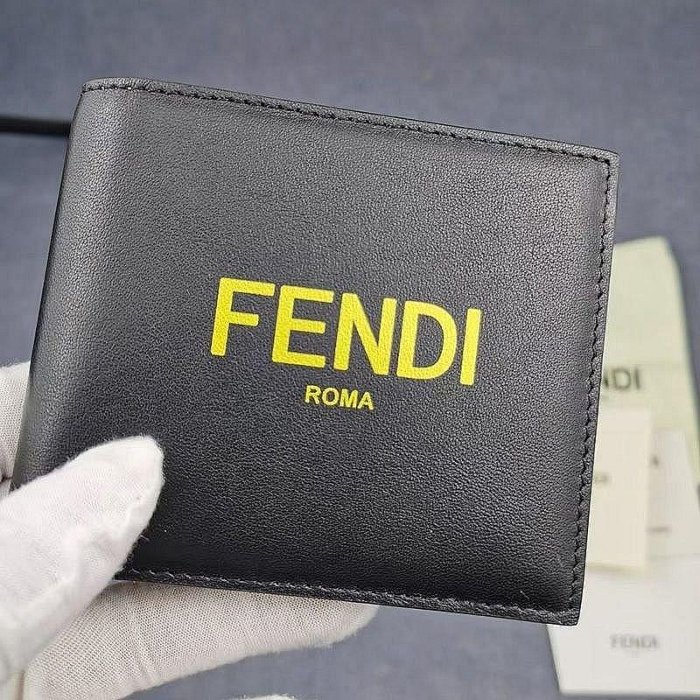 小喜子代購~FENDI 芬迪短款錢包男真皮時尚皮夾卡包新款青年個性對