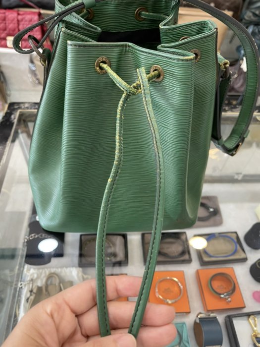 女人街國際精品*LOUISVUITTON LV經典款綠色EPI 全皮束口包中款水桶包古董包*特價商品$5800*不議價