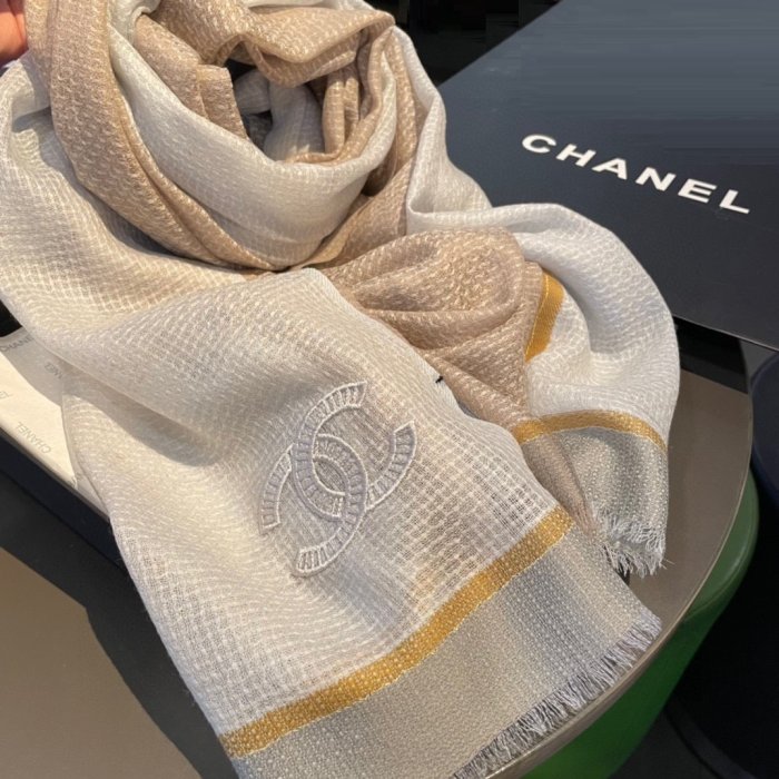 GoodStyle 歐美新款 Chanel 雙C logo 精緻金絲線拼色 柔軟羊絨圍巾披肩 優質選擇~