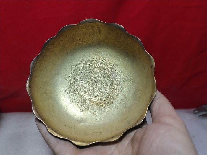 一角307，來自西藏的紫銅鍍金碗，重0.38斤，尺寸見圖。
