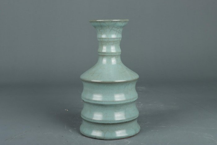 宋-龍泉窯𫠊紋瓶高度26cm，口徑9cm，肚徑14cm。底徑14cm.1730