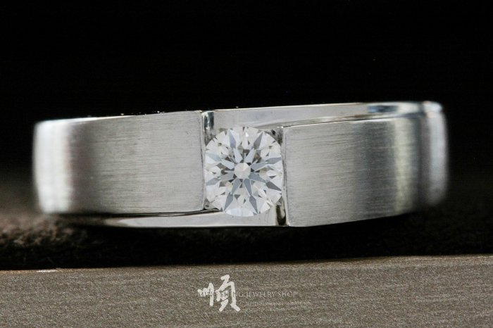 順順飾品--鑽石戒指--簡潔線條夾鑲男版天然鑽石戒指┃主鑽0.35ct.F.VVS1.H&A