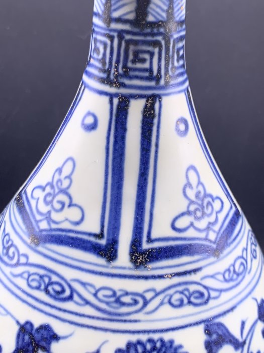老件 青花纏枝花卉蒜頭瓶。中國古瓷 高約25cm 帶錦盒