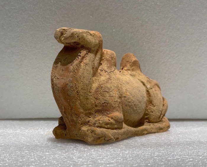 漢代紅胎陶駱駝，品相如圖，長：9.5厘米，高：7.5厘米，有4828