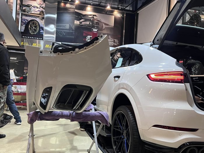 黃帝的店~PORSCHE CAYENNE COUPE 安裝原廠 PCCB~原廠TURBO車頭套件~TECHART下巴套件