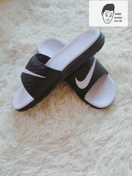 【AND.】現貨  NIKE WMNS BENASSI SOLARSOFT  運動拖鞋 黑白 女款 705475-010