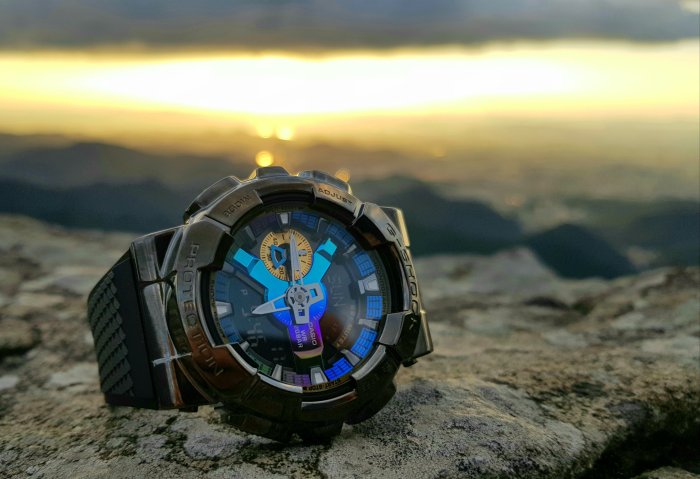 【金台鐘錶】CASIO卡西歐G-SHOCK (全黑金屬質感不鏽鋼)搭配樹脂錶帶(繽紛色彩的錶盤) GM-110B-1A