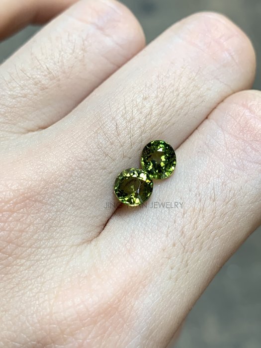 JING YUAN JEWELRY綠色馬里榴石（mali garnet) 一組兩顆2.16ct 顏色濃郁火光好淨度高