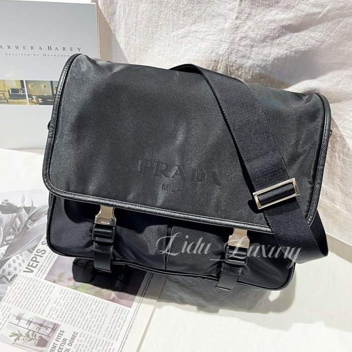 【黎都精品】PRADA  普拉達 2BD793 黑色 LOGO 尼龍 雙釦 斜背包 公事包 肩背包 全新未使用閒置品現貨