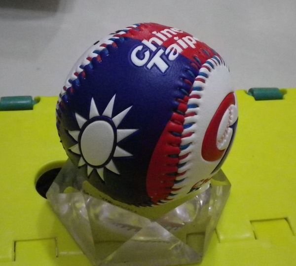 棒球天地----賣場唯一---日本西武許銘傑簽名新版國旗浮雕球.字跡漂亮..Lamigo