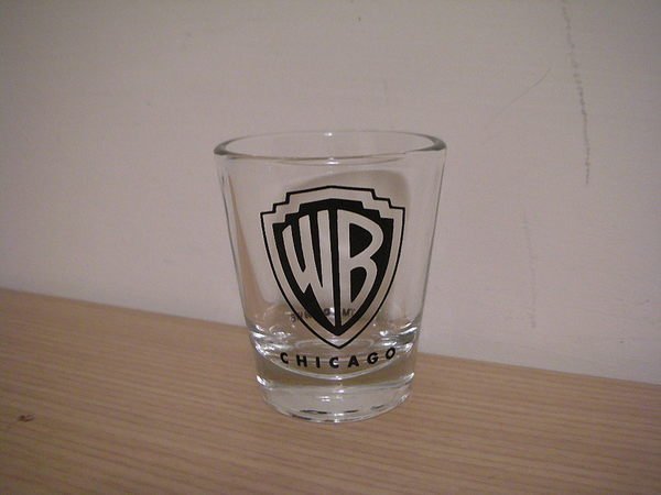 全新 WB [ WARNER BROS. ]  CHICAGO 華納影城購回芝加哥限定紀念版經典 LOGO 小酒杯 / 玻璃杯