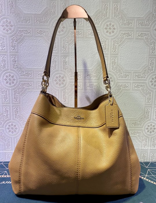 【NA She.歐美精品進口服飾名品】COACH 焦糖金棕色經典馬車LOGO金釦磁扣多夾層肩背包 賈姬包 托特包Lexy Shoulder Bag F28997