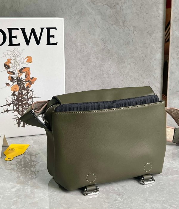 二手LOEWE 荔枝紋小牛皮最新郵差包 I0523綠色