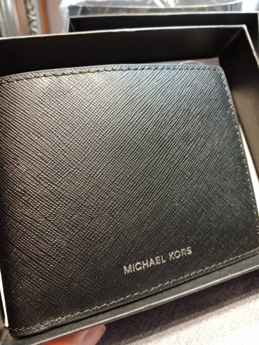 (雅峰精品)Michael Kors MK8 黑色防刮皮革短夾(禮盒式)