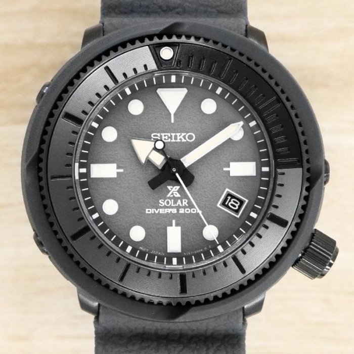 【金台鐘錶】SEIKO 精工錶 鮪魚罐頭 46mm 太陽能 200m 潛水錶 膠帶 (黑x灰) SNE563P1