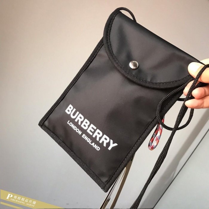 雅格時尚精品代購 Burberry 巴寶莉 防水尼龍單肩斜背手機包 美國outlet代購