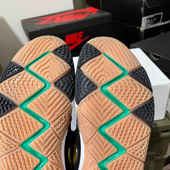 46碼 二手無原盒 kyrie4 歐文4 黑金