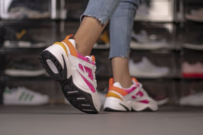 =CodE= NIKE W M2K TEKNO 復古皮革慢跑鞋(白桃紅橘) AO3108-104 老爹鞋 NEON 女