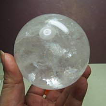 【競標網】巴西純天然清料白水晶球890公克80mm(贈座)(淨化負性能量)(網路特價品、原價3000元)限量一件