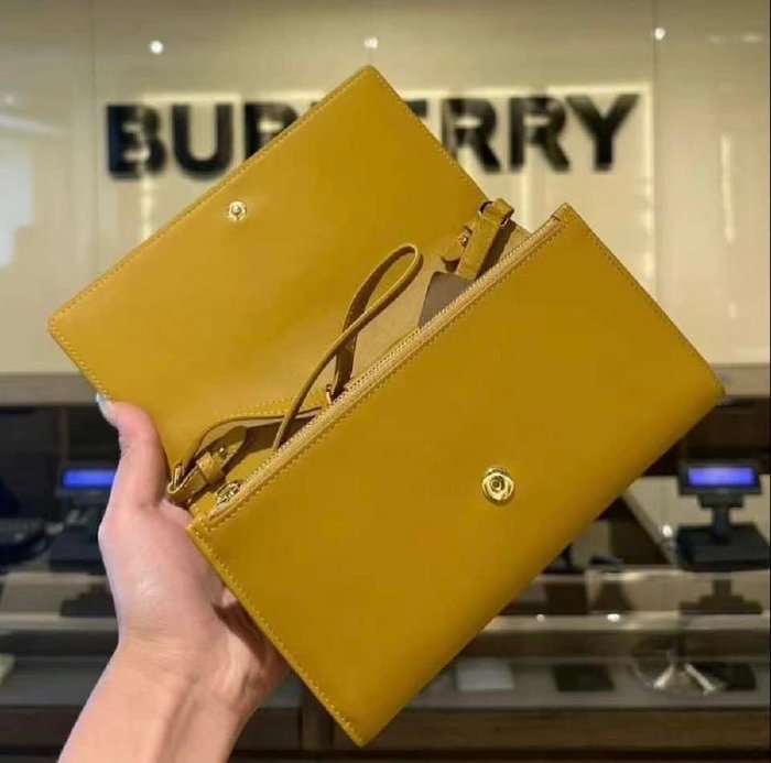 （🎉已售）全新附購證✨ BURBERRY巴寶莉經典LOGO全皮革WOC手拿/斜背包(黃色)