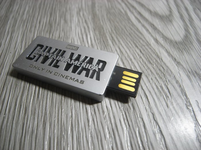 二手 正版 Marvel Captain America: Civil War  USB 隨身碟 16G