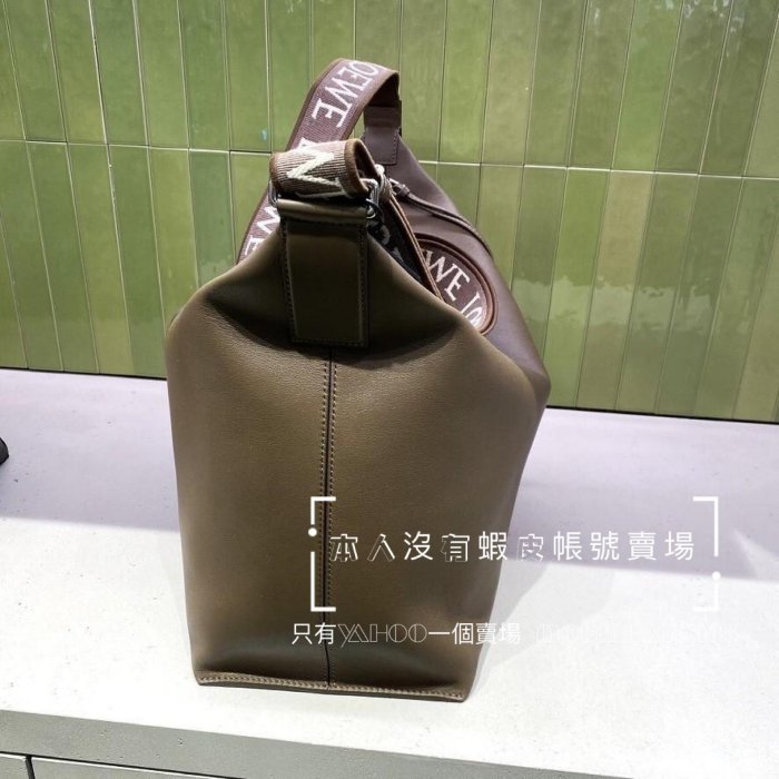 Sample sell 開放預購 全新正品 LOEWE 中款 Cubi 0010804599 冬季棕色 小牛皮+字母緹花背帶 斜背包 郵差包 水餃包