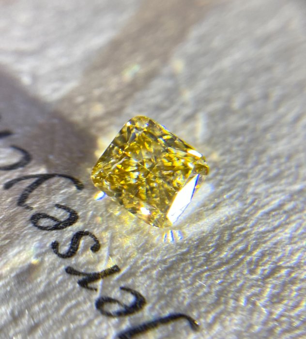 【台北周先生】天然Fancy Yellow黃鑽 0.67克拉 均勻Even分布 淨度VS~SI 八角切割 送GIA證書