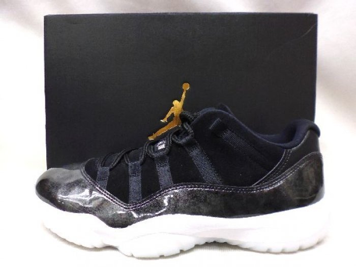 致敬職業棒球生涯。NIKE AIR JORDAN 11 LOW BARONS 伯明罕男爵隊 黑白 528895-010