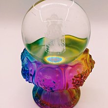 風水開運招財聚財【白水晶球3D雕刻財神爺圍繞財神經】+ 【八吉祥七彩琉璃莲花供奉燈座蠟燭台聚寶盆多功能寶物展示座】擺件組