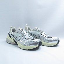 NIKE FD0736100 女款 休閒運動鞋 V2K Run 經典 復古 白/銀/灰【iSport愛運動】