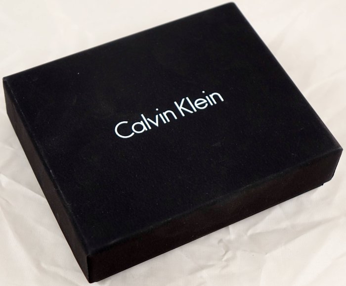 全新美國名牌 Calvin Klein 黑色皮革製名片夾信用卡夾萬用夾，男女皆可用，只有一件！無底價，本商品免運費！