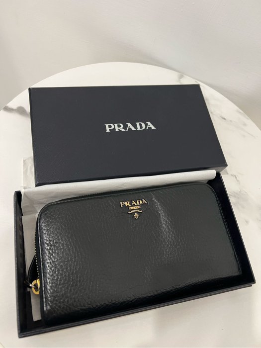 Prada 真品 二手皮夾 女款拉鍊長夾 黑色 經典款，金色logo字，內裡可以放鈔票跟信用卡 好用又實用的款，真皮（牛皮）付盒