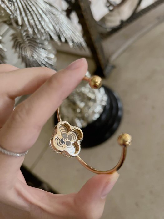 Louis Vuitton路易威登中古透明四葉草vintage鍍金手鐲手環，正品保真，是vintage款，有盒子和防塵袋。9.5新。