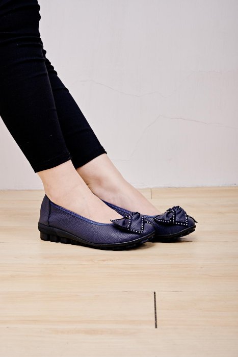 格子舖＊【KN357】MIT台灣製跟高3.5CM蝴蝶結小鉚釘飾邊荔枝皮紋小坡跟楔型鞋OL通勤鞋 平底鞋 娃娃鞋 二色